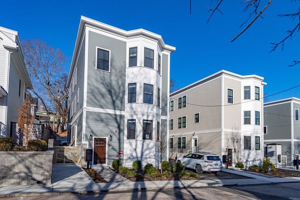 Exterior, Facade, Rowhouse