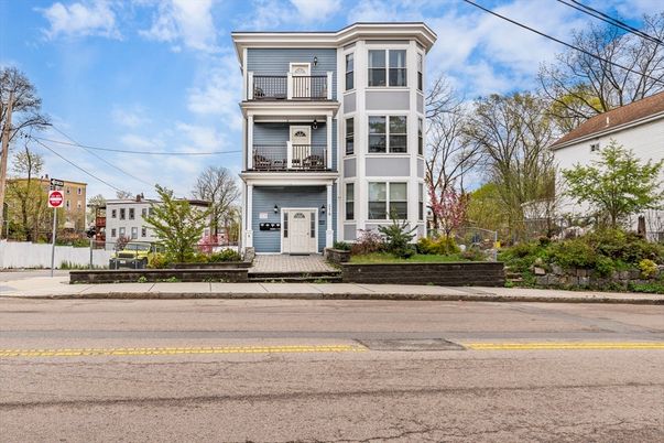 Exterior, Facade, Rowhouse