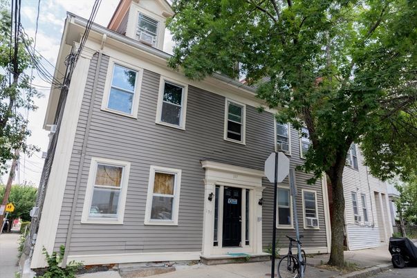 Exterior, Facade, Rowhouse