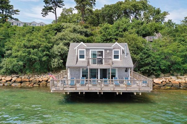 Exterior, Lake