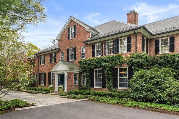 Exterior, Facade, Brick Facade, Georgian
