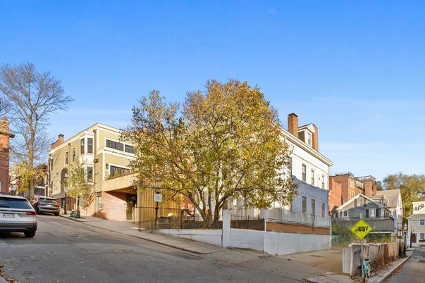 Exterior, Facade, Rowhouse