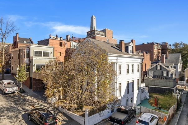 Exterior, Facade, Rowhouse