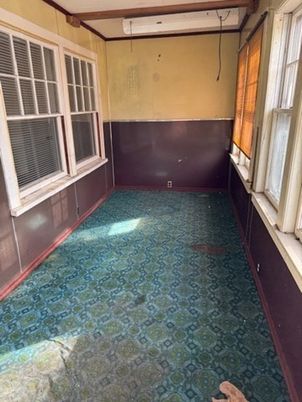 Empty room, Interior