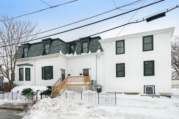Exterior, Facade, Rowhouse