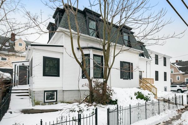 Exterior, Facade, Rowhouse