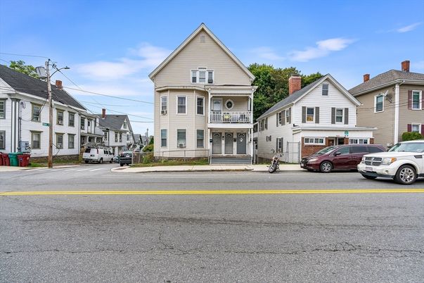 Exterior, Facade, Queen Anne Victorian