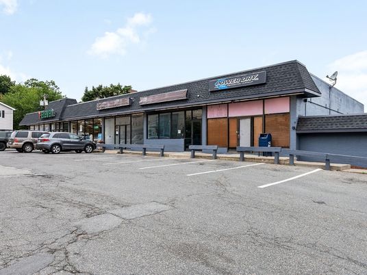 Exterior, Facade, Modern
