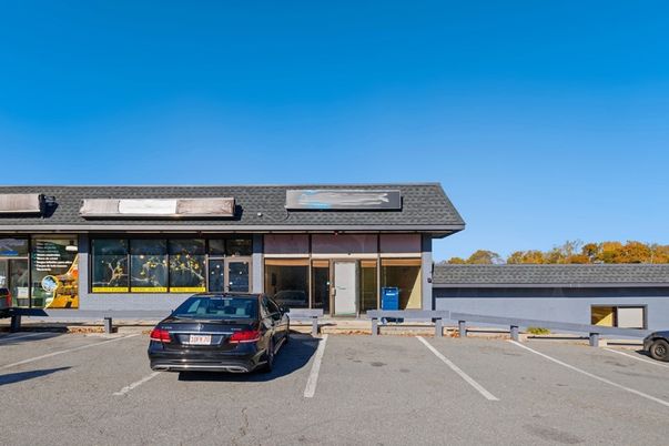 Exterior, Facade, Modern
