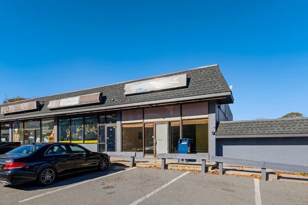 Exterior, Facade, Modern