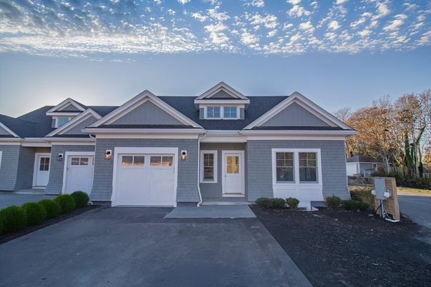 Attached, Exterior, Facade, American Craftsman