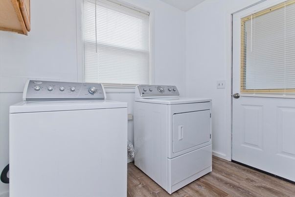Interior, Utility Closets, Washer, Wood Texture Flooring