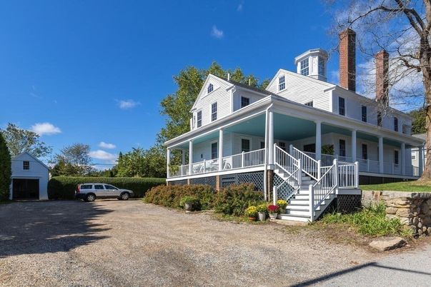 Attached, Exterior, Facade, Queen Anne Victorian