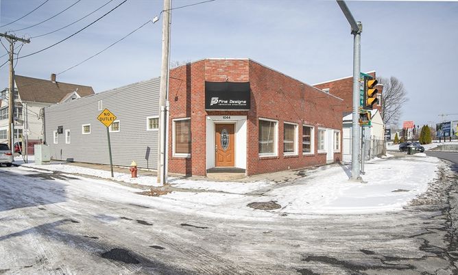 Exterior, Facade, Brick Facade, Cape Cod