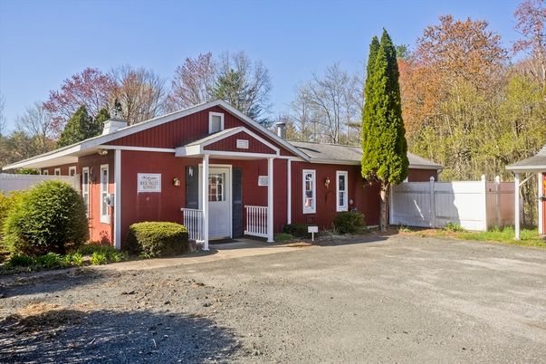 Exterior, Facade, Ranch