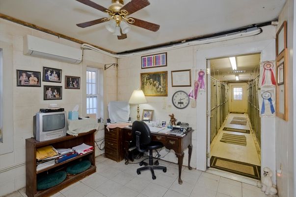 Home Office, Interior