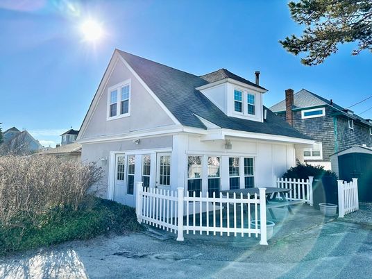 Exterior, Facade, Cape Cod