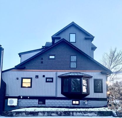 Attached, Exterior, Facade, Queen Anne Victorian