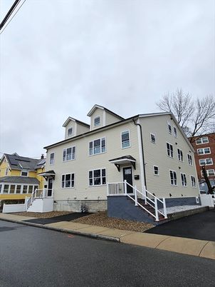 Exterior, Facade, Rowhouse