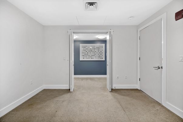 Empty room, Interior