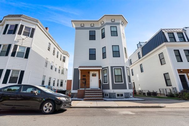 Exterior, Facade, Rowhouse
