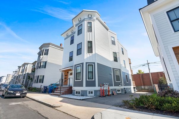 Exterior, Facade, Rowhouse