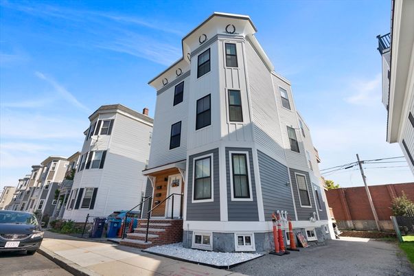 Exterior, Facade, Rowhouse