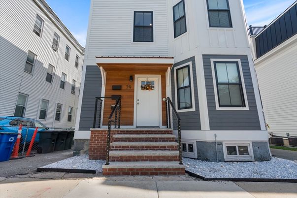 Exterior, Facade, Rowhouse