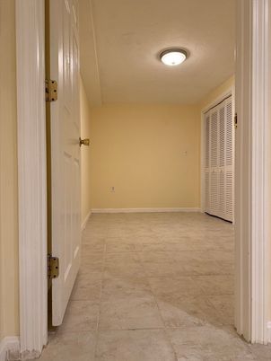 Empty room, Interior