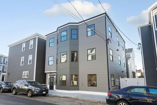 Exterior, Facade, Rowhouse