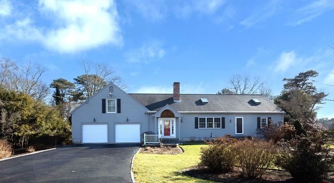 Attached, Exterior, Facade, Cape Cod