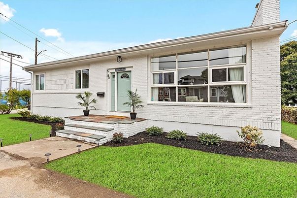 Exterior, Facade, Ranch