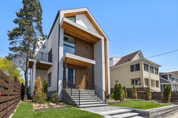 Exterior, Facade, Modern