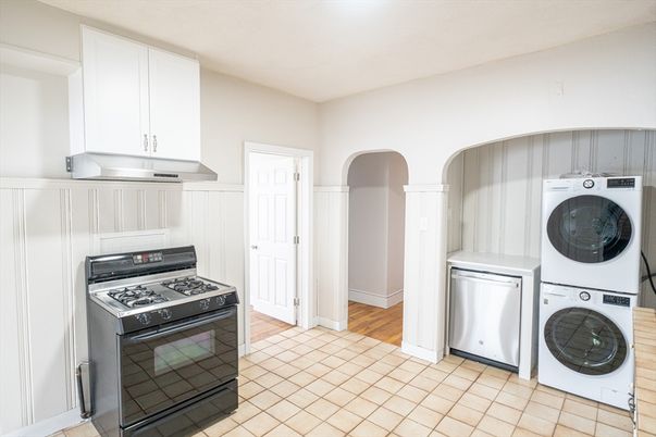 Interior, Washer, Wood Texture Flooring