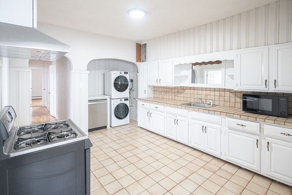 Interior, Kitchen, Recessed Lighting, Tile Countertops, Washer