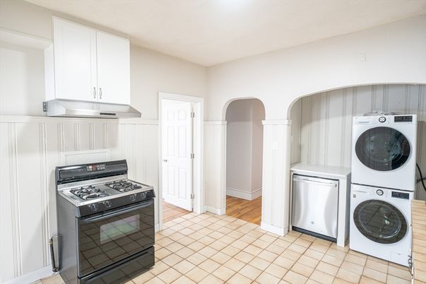 Interior, Washer, Wood Texture Flooring