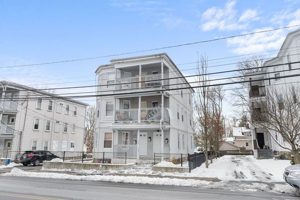 Exterior, Facade, Rowhouse