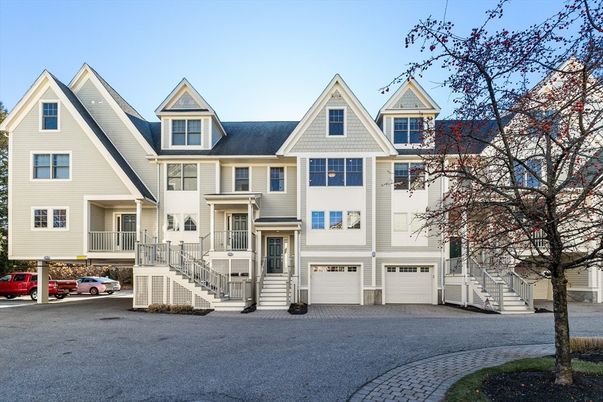 Attached, Exterior, Facade, Queen Anne Victorian