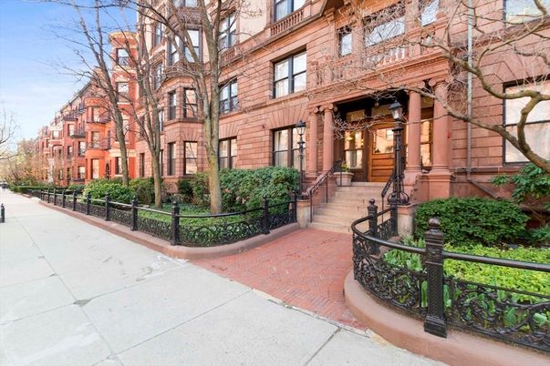 Exterior, Facade, Brownstone