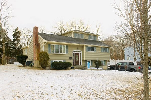 Exterior, Facade, Raised Ranch