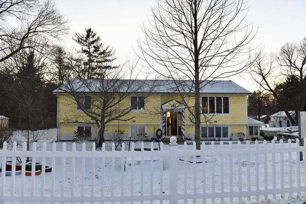 Exterior, Facade, Raised Ranch