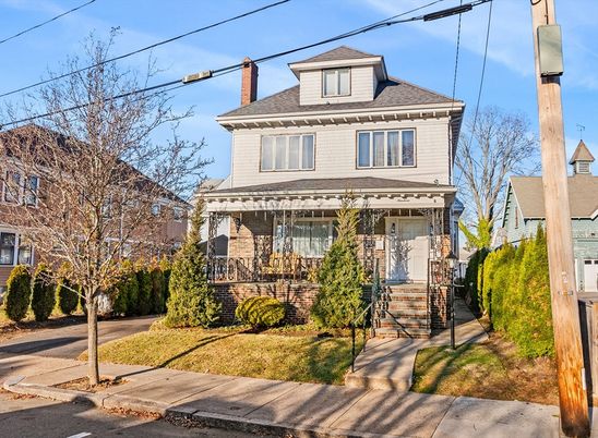 Exterior, Facade, American Foursquare