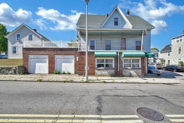 Attached, Exterior, Facade, Brick Facade, Queen Anne Victorian