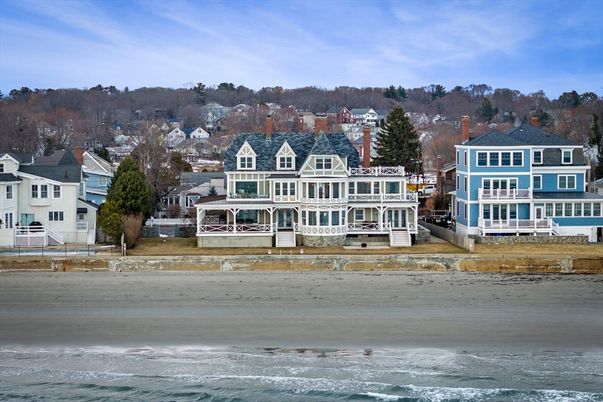 Exterior, Facade, Queen Anne Victorian