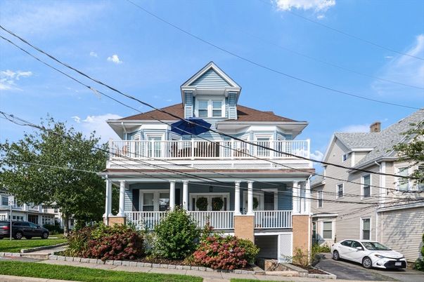Exterior, Facade, Queen Anne Victorian