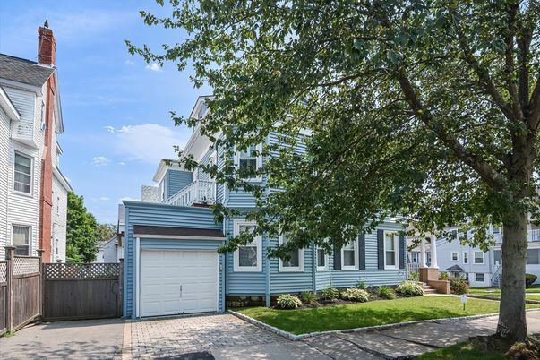 Attached, Exterior, Facade, Queen Anne Victorian