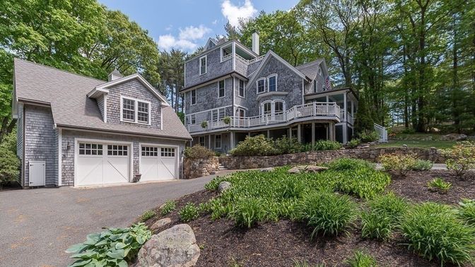 Attached, Exterior, Facade, Queen Anne Victorian