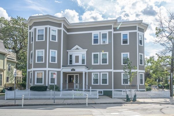 Exterior, Facade, Rowhouse