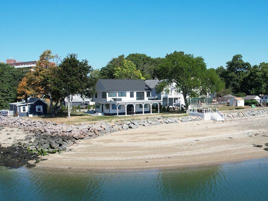 Exterior, Lake