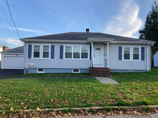 Attached, Exterior, Facade, Cape Cod